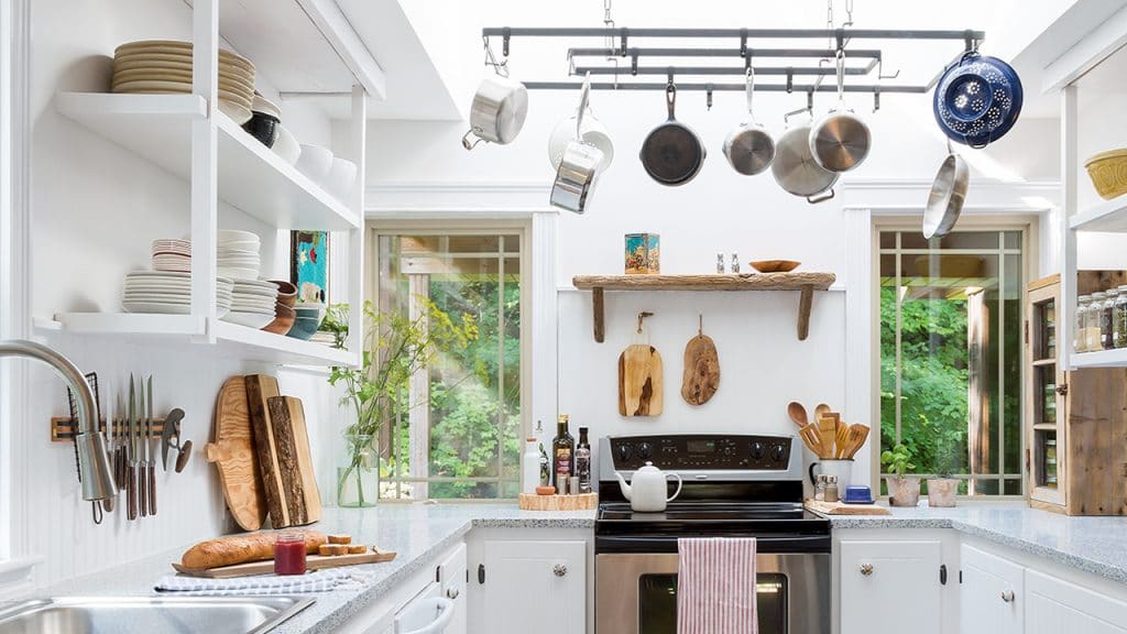 15+ Tidy Kitchens That Will Inspire You To Show Off Your Cookware