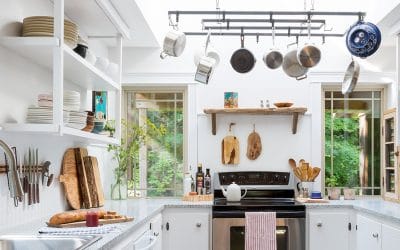 15+ Tidy Kitchens That Will Inspire You To Show Off Your Cookware